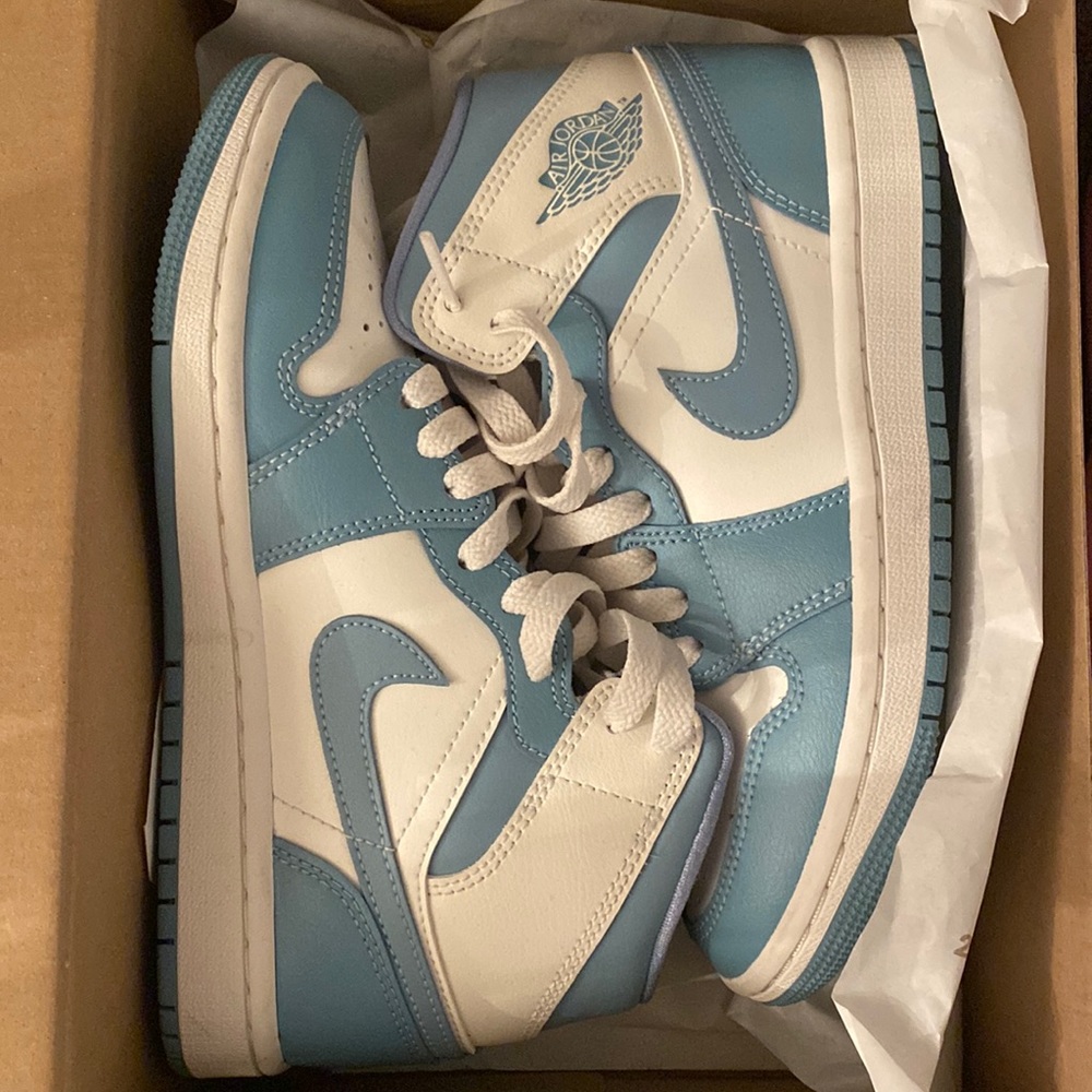 Nike Air Jordan 1 Mid “University Blue” Women’s 5.5